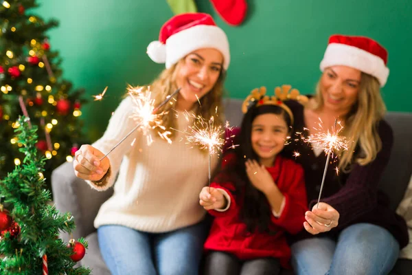 Primer Plano Una Joven Familia Multirracial Divirtiéndose Con Chispeante Durante — Foto de Stock