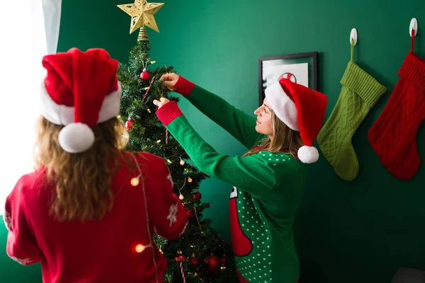Arkadan Görülen Eşcinsel Kadınlar Evlerindeki Ağaçlarına Güzel Noel Süsleri Takıyorlar — Stok fotoğraf