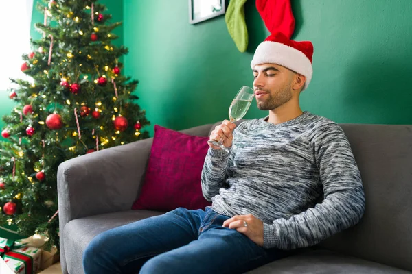 Yalnız Şarabın Tadını Çıkarıyorum Mutlu Latin Adam Şampanya Içiyor Noel — Stok fotoğraf