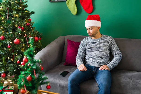 Hispanik Bir Adam Akıllı Telefonuna Bakıyor Noel Partisi Planlamak Için — Stok fotoğraf