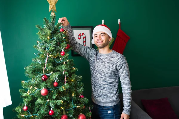 Çekici Bir Gencin Portresi Noel Ağacını Süslüyor Yıldızı Üste Koyuyor — Stok fotoğraf