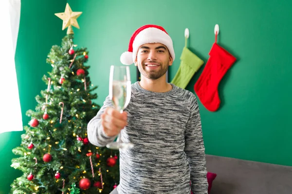 Şerefe Evdeki Noel Partisinde Kameraya Bakıp Şampanyayla Kadeh Kaldıran Neşeli — Stok fotoğraf