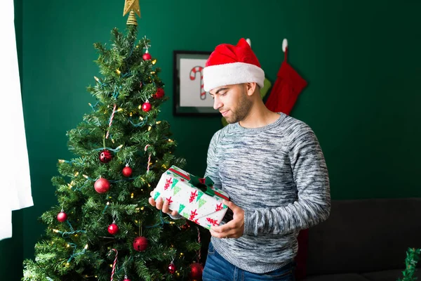 Noel Baba Şapkalı Çekici Bir Adam Noel Seviyor Noel Hediyesini — Stok fotoğraf