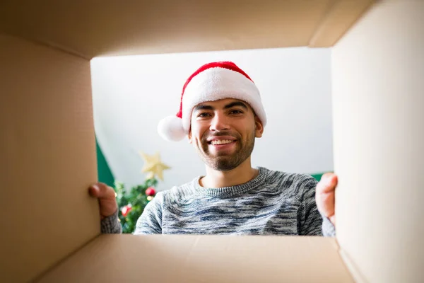 Noel Hediyelerine Bayılırım Çekici Genç Adam Bir Noel Hediyesi Açıyor — Stok fotoğraf