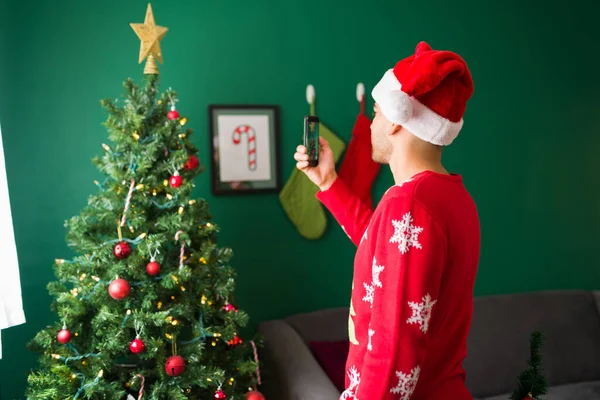 Süslü Noel Ağacının Akıllı Telefonuyla Resim Çeken Spanyol Bir Adamın — Stok fotoğraf
