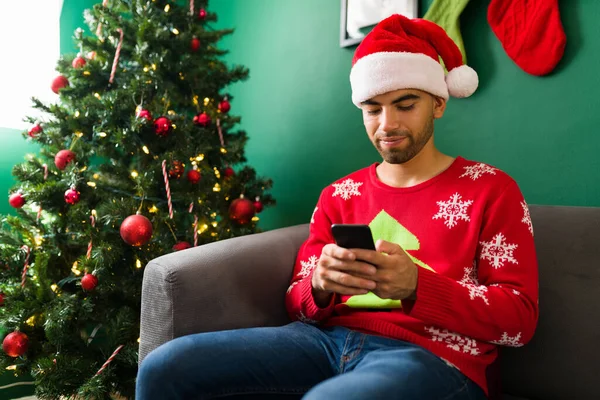 Atrakcyjny Mężczyzna Smsuje Swoim Smartfonie Korzysta Mediów Społecznościowych Czekając Święta — Zdjęcie stockowe