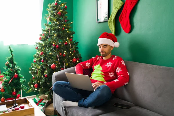 Spanyol Adam Noel Arifesinde Koltukta Otururken Dizüstü Bilgisayarını Daktilo Kullanıyor — Stok fotoğraf