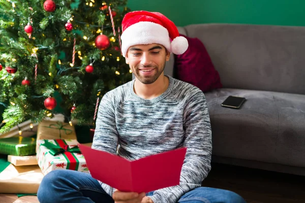 Mutlu Genç Adam Bir Tebrik Kartı Alıyor Noel Hediyeleri Için — Stok fotoğraf