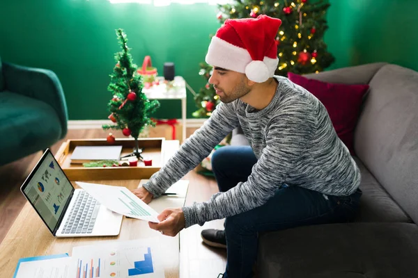 Bilgisayarında Son Dakika Işi Yapan Noel Arifesinde Posta Gönderen Yakışıklı — Stok fotoğraf