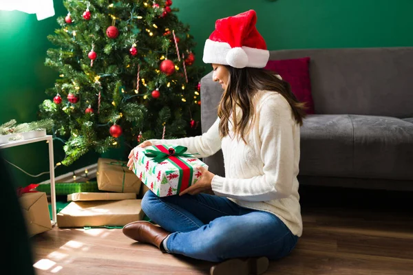 Vorbereitung Der Geschenke Für Die Weihnachtsfeier Glückliche Frau Liest Die — Stockfoto