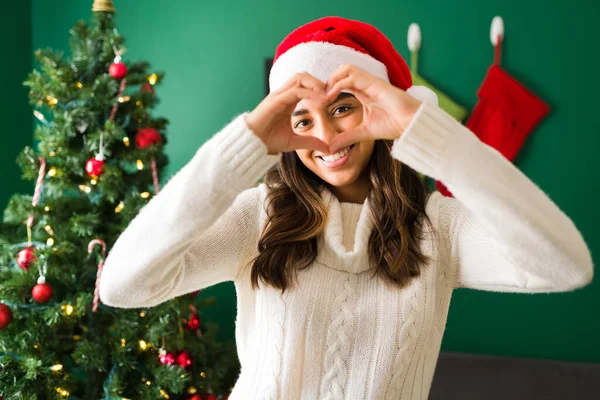 Love Christmas Cheerful Young Woman Christmas Hat Making Heart Gesture — Stock Photo, Image