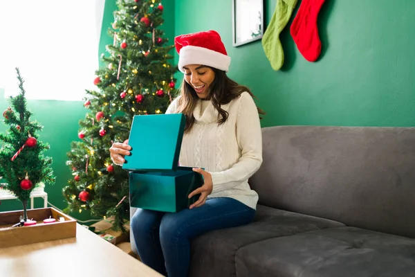 Wow Ich Liebe Begeisterte Junge Frau Öffnet Ein Weihnachtsgeschenk Auf — Stockfoto