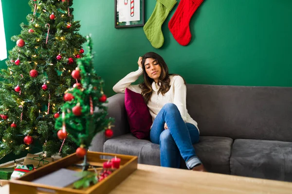 Femme Réfléchie Attendant Famille Amis Maison Pour Célébrer Veille Noël — Photo