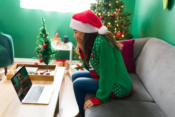 Buna Inanamiyorum Şaşırmış Bir Kadın Noel Arifesinde Uzun Mesafeli Erkek — Stok fotoğraf