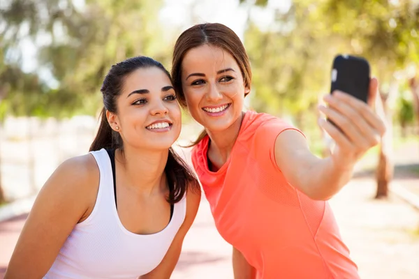 Tjejer tar selfie med telefon — Stockfoto