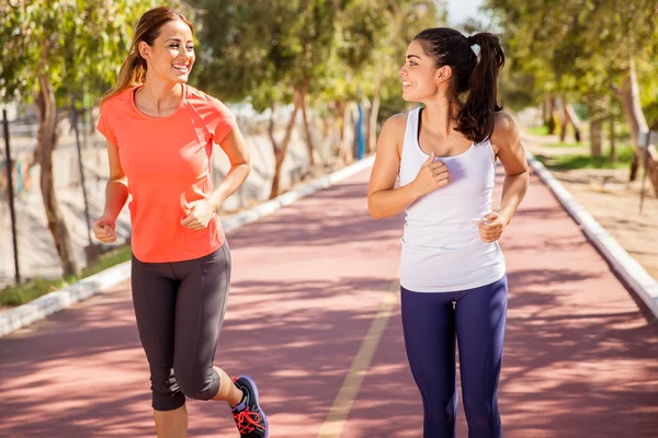 Donne che corrono insieme — Foto Stock