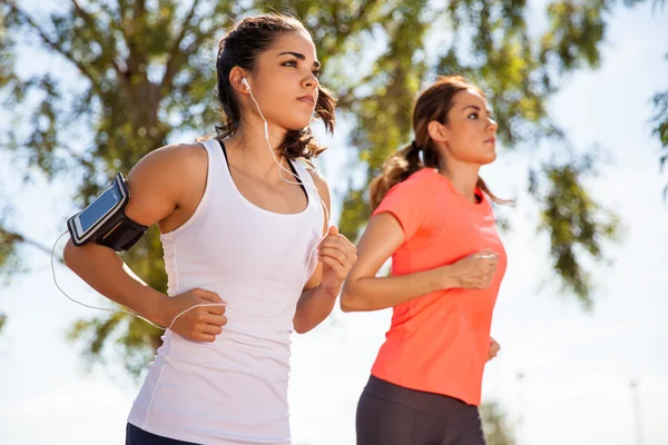 Vrouwen op de vlucht — Stockfoto