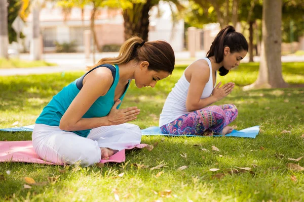 Kvinnor utövar yoga — Stockfoto