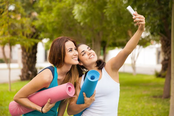 Amici che scattano selfie — Foto Stock