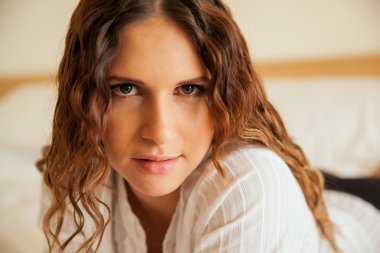 genç kadın kameraya bakıyor