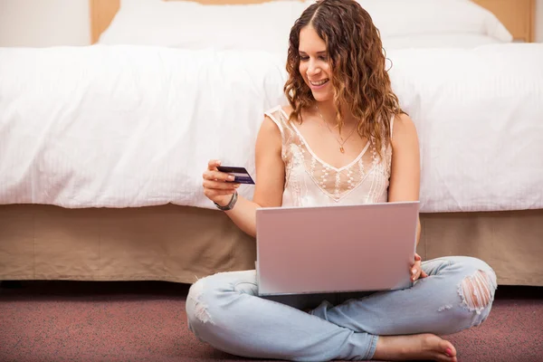 Mujer joven con tarjeta de crédito y portátil — Foto de Stock