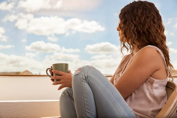 Bénéficiant de la vue avec du café — Photo