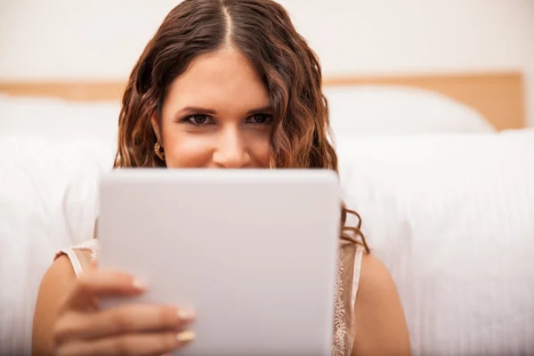 Jeune femme utilisant une tablette — Photo