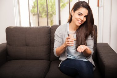 Hapları ve su cam kadın ile