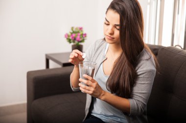 Hap ve su cam kadın ile