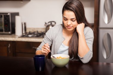 Kadın kahve ve Mısır gevreği ile