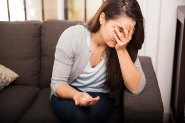 baş ağrısı ve hapları kadın ile