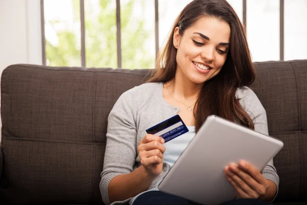 Mulher com tablet e cartão de crédito — Fotografia de Stock