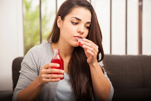 Femme avec sirop contre la toux — Photo