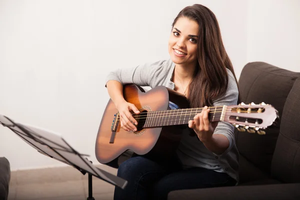 Hispanic woman with guitar — Stock Photo, Image