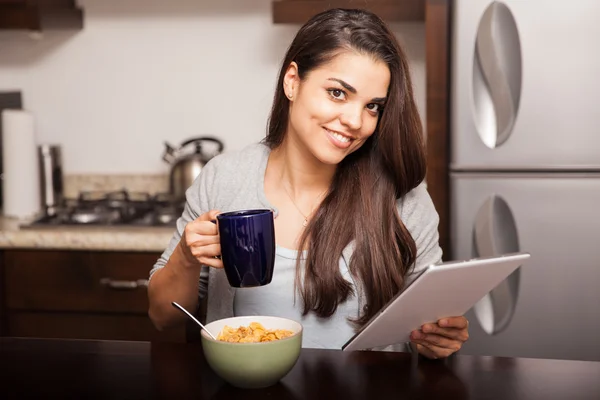 Mulher com tablet, café e cereais — Fotografia de Stock