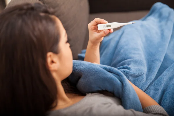 Frau liest Thermometer ab — Stockfoto