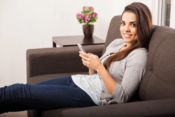 Jeune femme avec téléphone portable — Photo