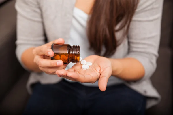 Frauenhände mit Tablettenflasche — Stockfoto