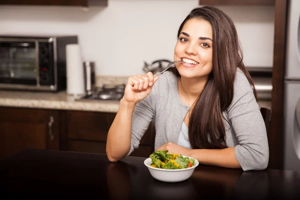 Donna ispanica mangiare insalata — Foto Stock