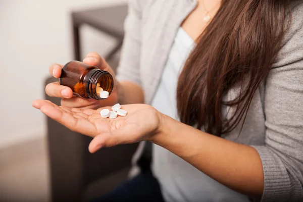 Kvinnans händer med piller flaska — Stockfoto