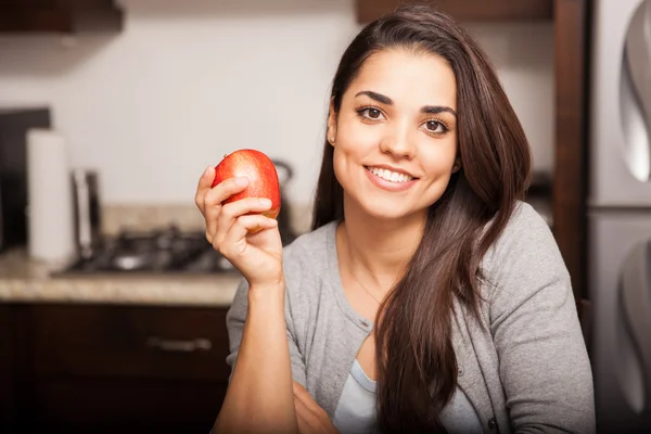 İspanyol kadın bir elma yemek — Stok fotoğraf