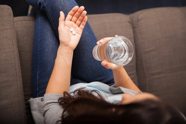 Handen met pillen en waterglas — Stockfoto