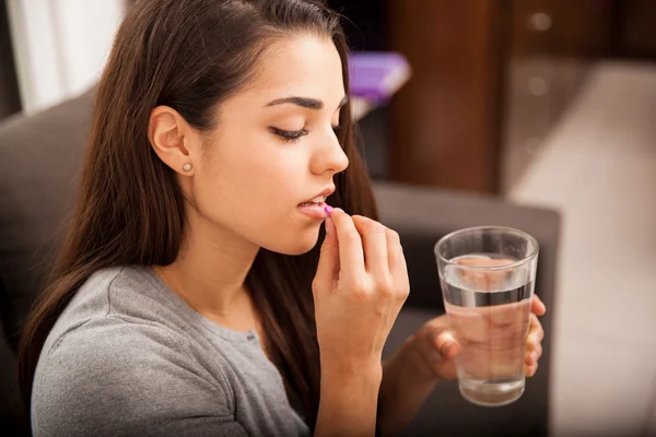 Mujer a punto de tomar una píldora — Foto de Stock