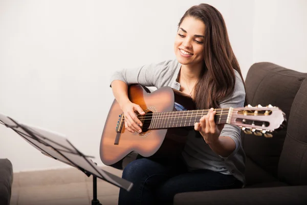 Femme hispanique avec guitare — Photo