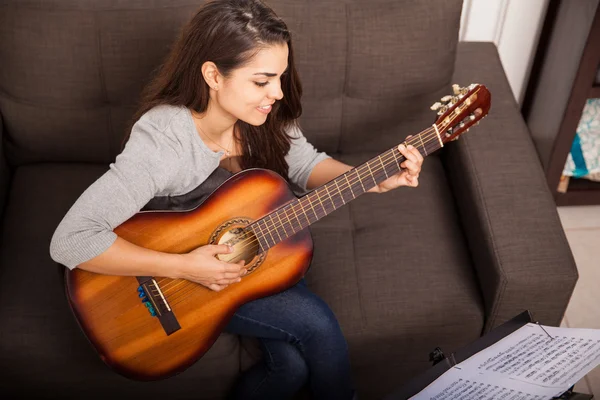 Femme hispanique avec guitare — Photo