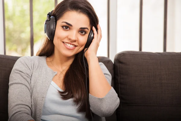Hispanic girl relaxing with headphones — Stock Photo, Image