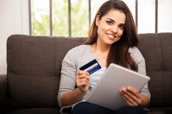 Žena s tabletu a kreditní karty — Stock fotografie