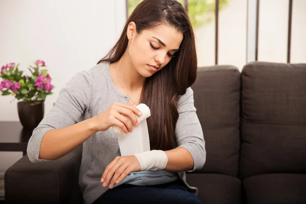 Mujer vendando su brazo —  Fotos de Stock