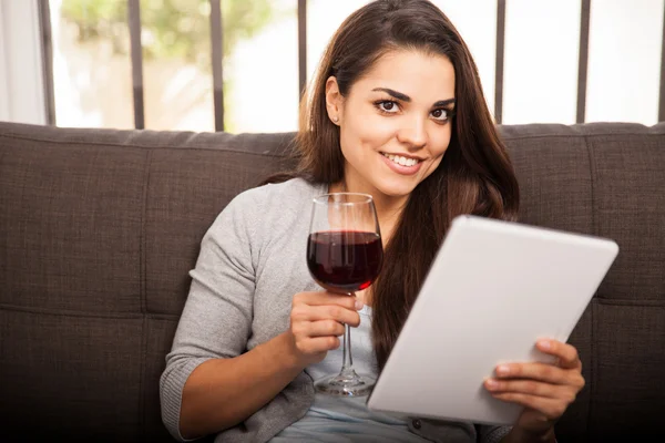 Donna con tablet e bicchiere di vino — Foto Stock