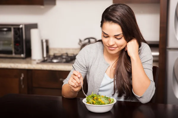 Mulher hispânica comendo salada — Fotografia de Stock